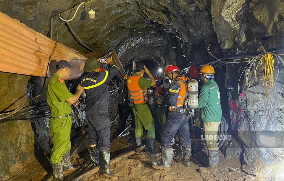 Bên trong con đường hầm rộng 3m, sâu 230m các lực lượng vẫn khẩn trương triển khai các biện pháp cứu hộ.