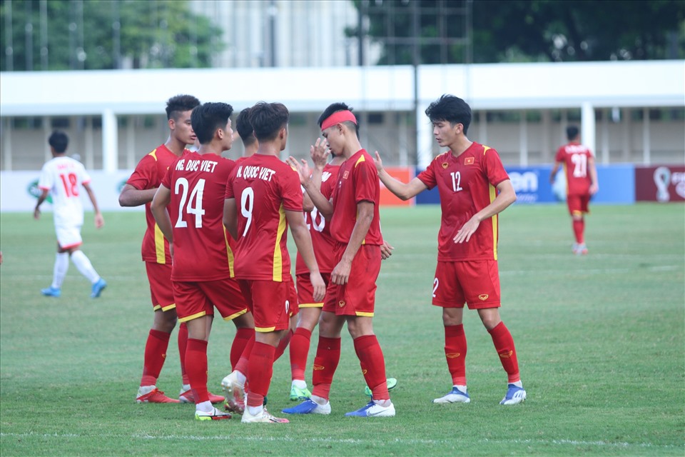 U19 Việt Nam ăn mừng bàn thắng của Văn Khang. Ảnh: H.A