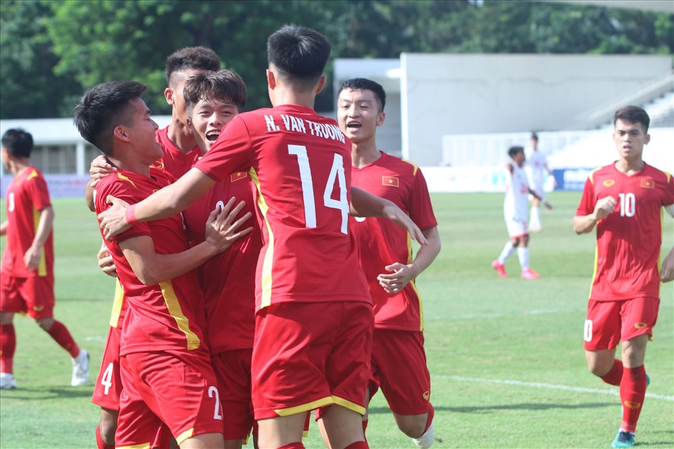 U19 Việt Nam ăn mừng bàn thắng của Quốc Việt. Ảnh: H.A