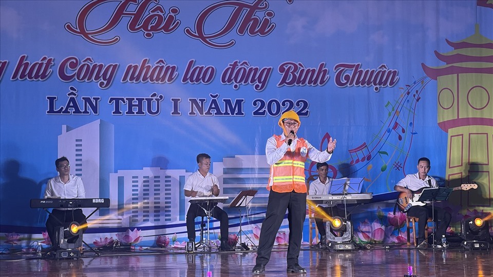 Thí sinh tham gia Hội thi Tiếng hát công nhân lao động lần 1 năm 2022. Ảnh: DT