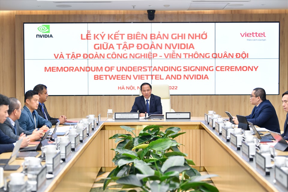 Phó Tổng Giám đốc Viettel, ông Nguyễn Đình Chiến, phát biểu tại buổi ký kết.