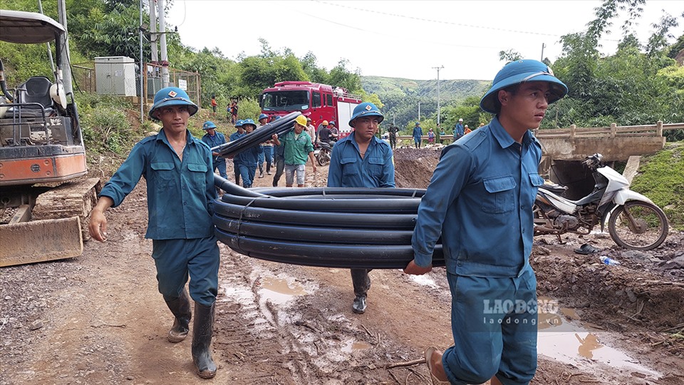 Lực lượng cứu hộ vẫn tiếp tục nối dài đường ống để bơm nước ra ngoài.