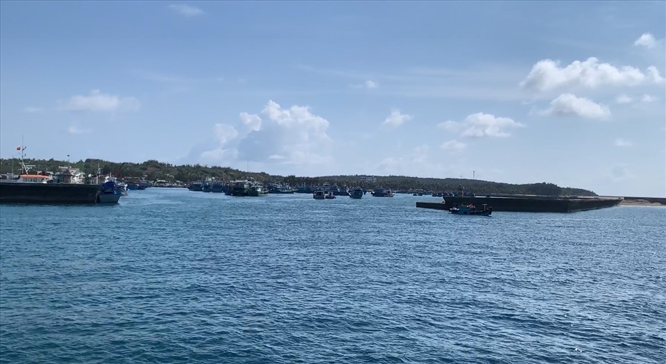 Tàu cập cảng Phú Quý an toàn. Ảnh: CTV