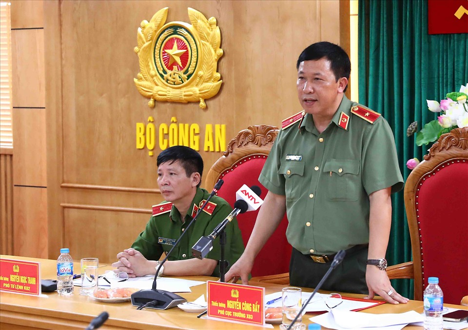 Thiếu tướng Nguyễn Công Bẩy (đứng) và Thiếu tướng Nguyễn Ngọc Thanh chủ trì buổi họp báo. Ảnh: V.D
