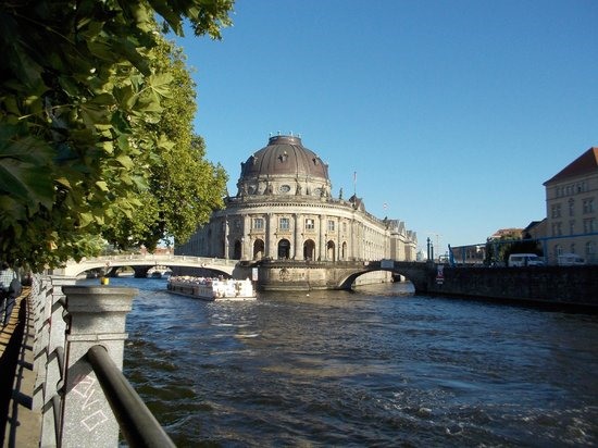 Khách du lịch thường đến Berlin vào mùa xuân và mùa hè, khi thành phố tràn ngập hoa cỏ và nhựa sống, rực rỡ với các sự kiện, lễ hội lớn trong năm. Còn nếu đến vào mùa thu và mùa đông, du khách cũng có những trải nghiệm khác biệt về thành phố xinh đẹp này. - Ảnh: TripAdvisor