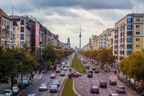 Đến Berlin, du khách có thể di chuyển bằng các phương tiện công cộng như hệ thống U-Bahn (tàu điện ngầm), S-Bahn (tàu nội thành), xe buýt và tàu điện.