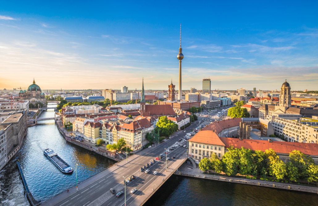 Berlin là thủ đô và cũng là một trong 16 bang của Cộng hòa Liên bang Đức. Thành phố Berlin nằm ở Đông Bắc nước Đức, cách biên giới Ba Lan khoảng 70 km, có dân số 3,7 triệu người và là thành phố lớn nhất của Đức và Liên minh châu Âu.