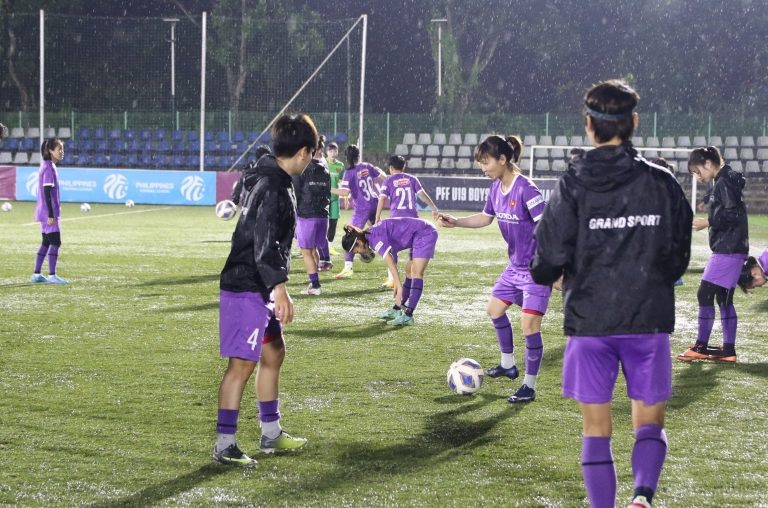 Đội tuyển nữ Việt Nam sẽ phải nhanh chóng thích nghi với thời tiết nóng ẩm, có thể mưa bất kỳ lúc nào tại Philippines. Ngoài ra, việc phải thi đấu trên mặt sân nhân tạo cũng là điều mà thầy trò huấn luyện viên Mai Đức Chung cần làm quen ở AFF Cup nữ 2022. Ảnh: VFF