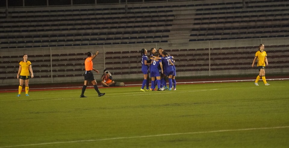 Đội chủ nhà Philippines bất ngờ có chiến thắng trước tuyển nữ Australia trong lượt trận đầu tiên AFF Cup nữ 2022. Ảnh: PFF