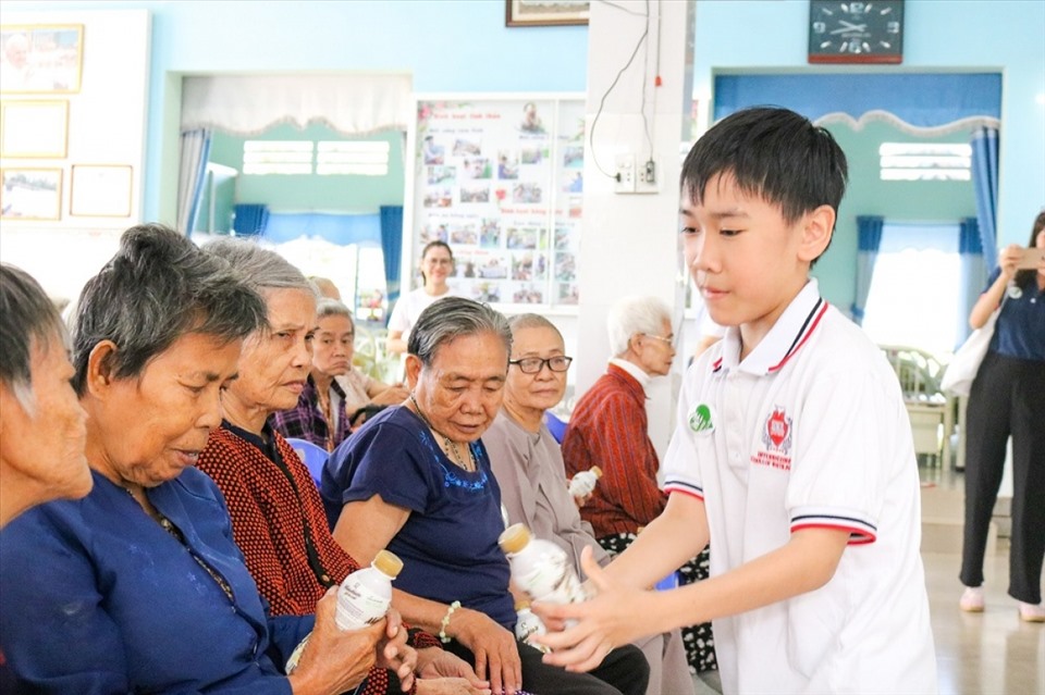 Học sinh NHG trong chuyến thăm Viện dưỡng lão tại Xuân Lộc, Đồng Nai