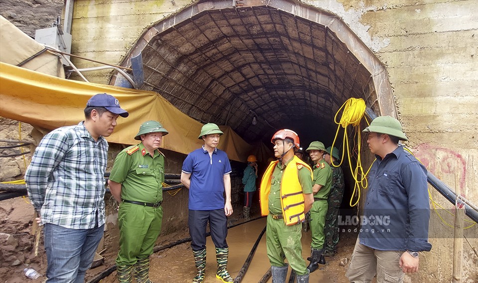 Lãnh đạo huyện Nậm Pồ có mặt tại hiện trường kiểm tra công tác tìm kiếm.