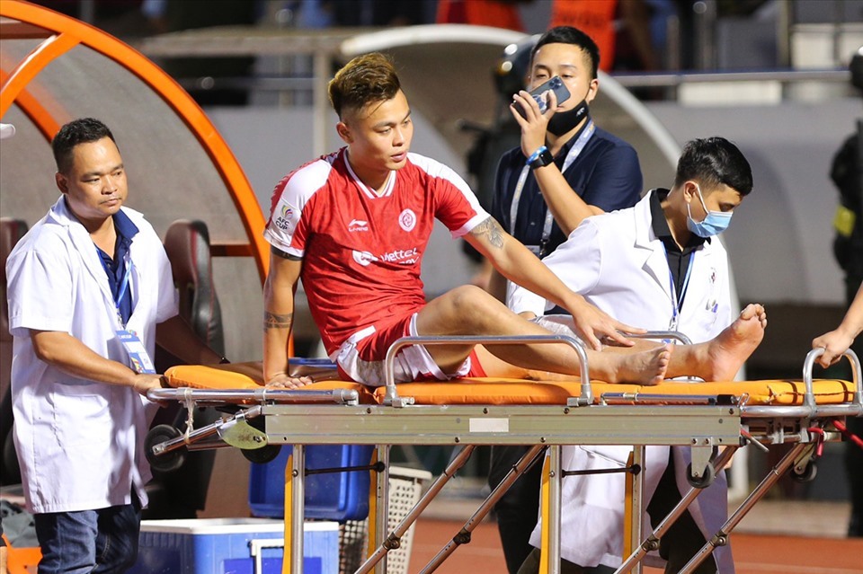 Trung vệ Đức Chiến gặp chấn thương trong trận đấu tại AFC Cup 2022. Ảnh: Thanh Vũ