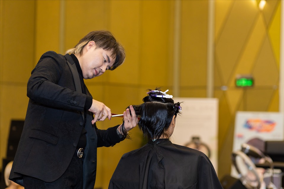 Nhà tạo mẫu tóc Jiro Okabe đã có những màn trình diễn kỹ thuật vô cùng mãn nhãn