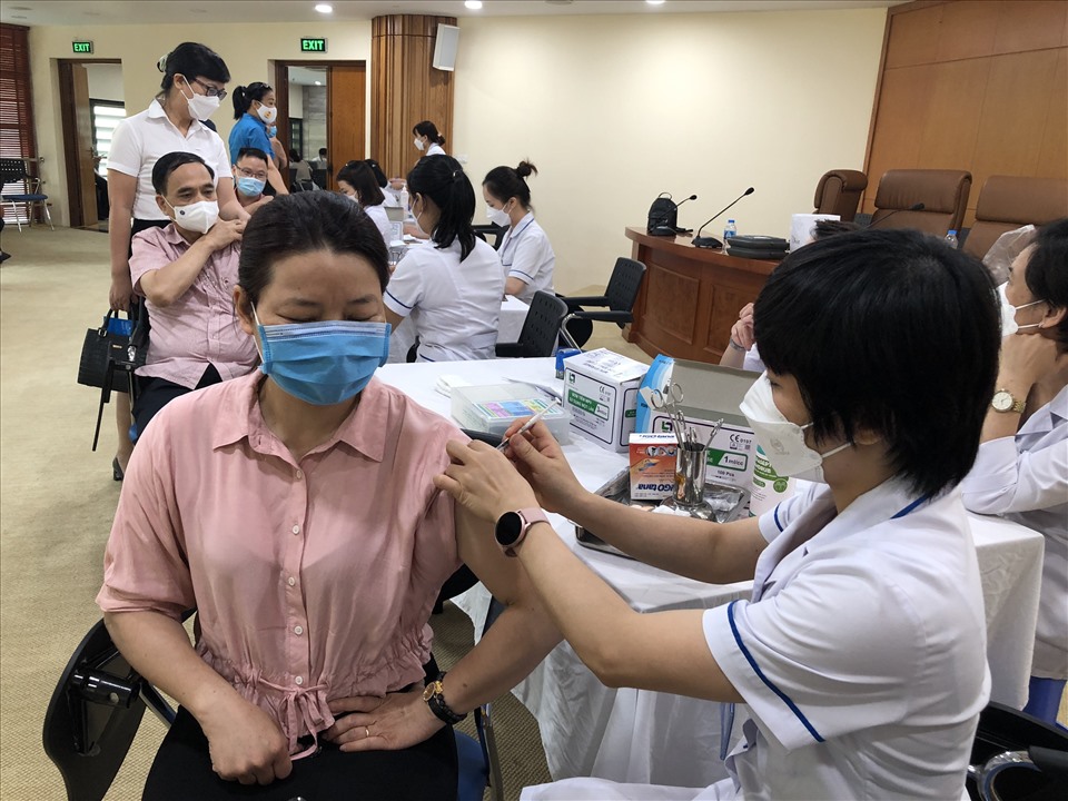 Người lao động tham gia tiêm vaccine mũi 3, mũi 4 phòng chống COVID-19. Ảnh: Bảo Hân.