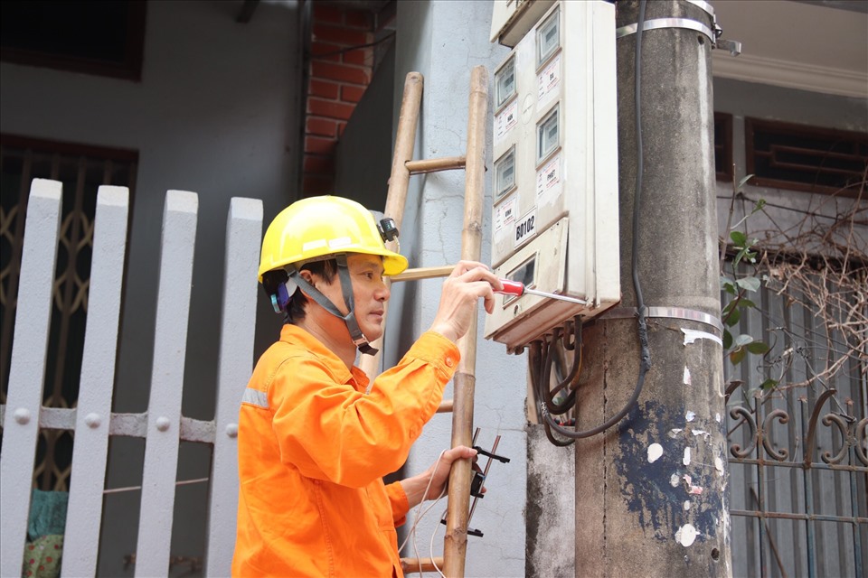 Anh Nguyễn Mai Lâm đang kiểm tra công tơ điện của các hộ dân. Ảnh: NVCC