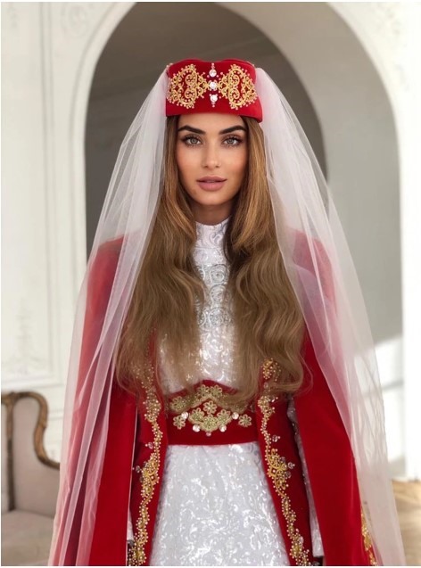 Anna Kudryavtseva-Siradze trong phần thi trang phục dân tộc. Ảnh: Kho lưu trữ cá nhân