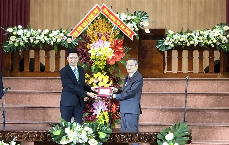 Ông Nguyễn Tiến Trọng, Phó Trưởng Ban Tôn giáo Chính phủ (trái) tặng hoa chúc mừng Tổng Liên hội Hội thánh Tin lành Việt Nam (Miền Nam). Ảnh: Hải Anh
