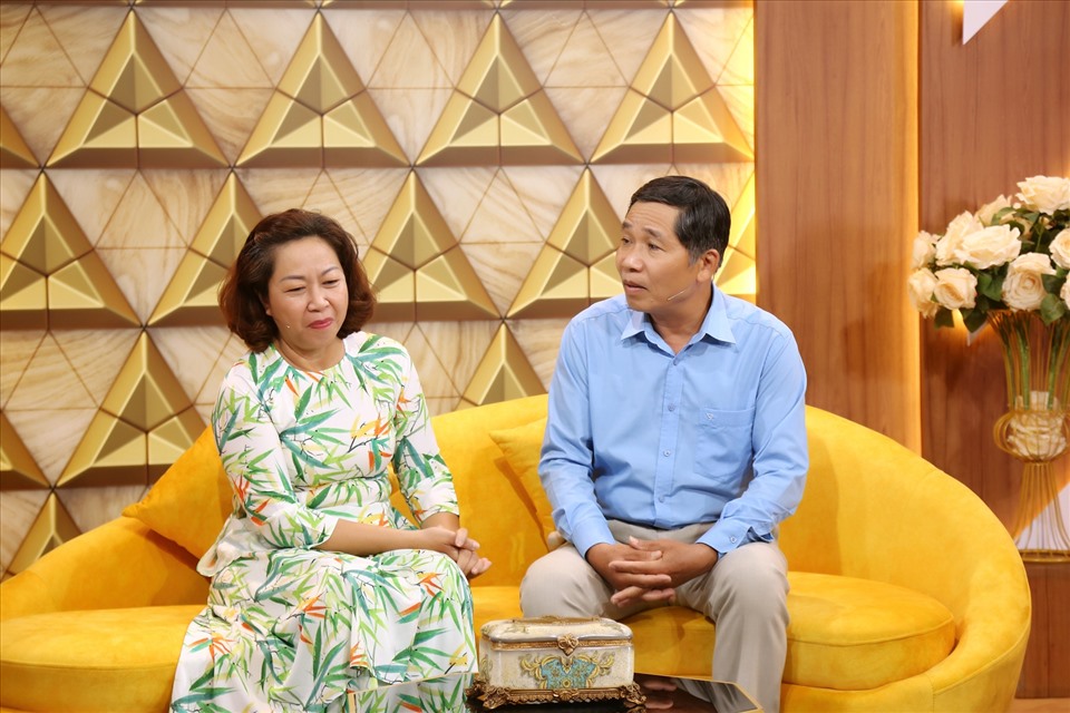 Kim Tử Long trò chuyện cùng hai vợ chồng bà Nhung. Ảnh: NSX.
