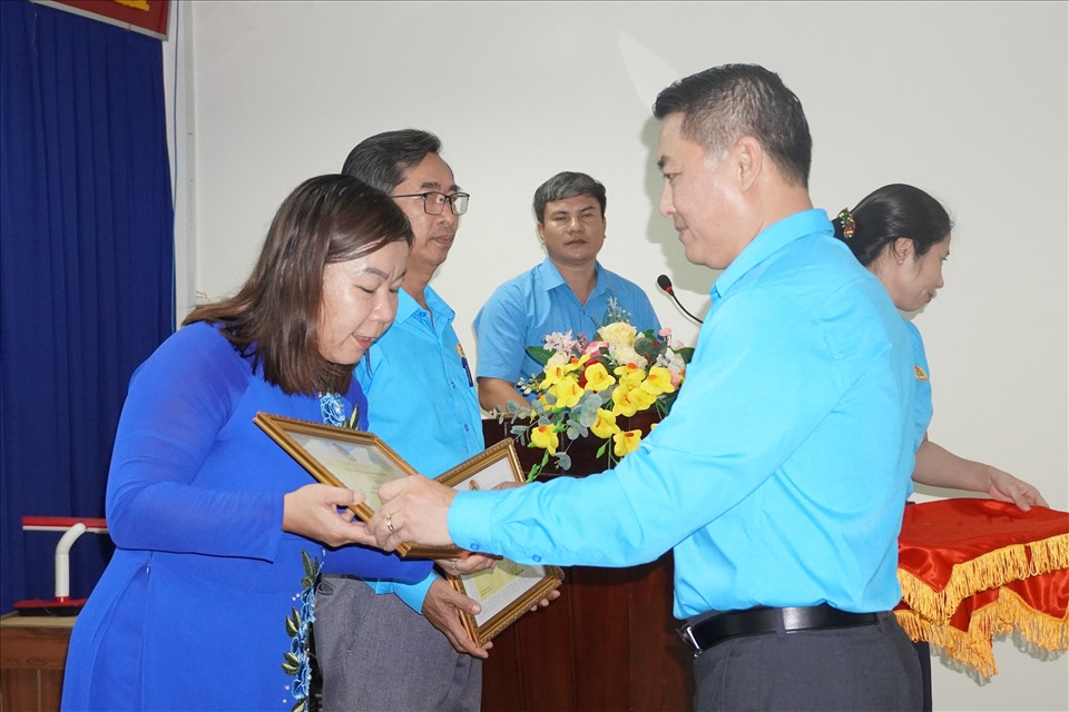 Ông Huỳnh Sơn Tuấn - Chủ tịch LĐLĐ tỉnh trao bằng khen cho đại diện Công đoàn ngành Giáo dục. Ảnh: T.A