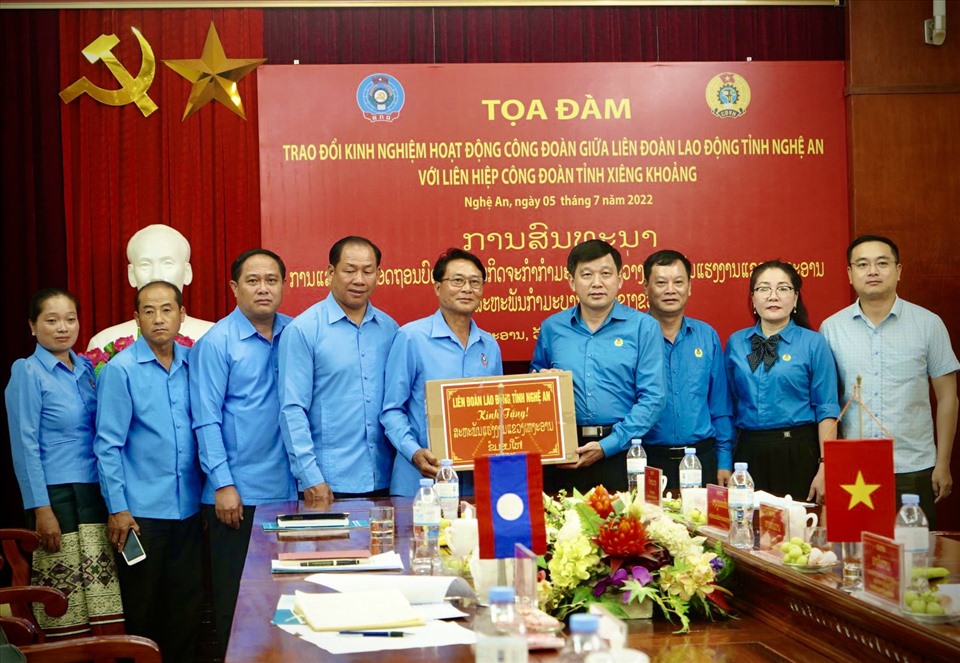 Liên đoàn Lao động tỉnh Nghệ An hỗ trợ Công đoàn tỉnh Xiêng Khoảng 1 bộ máy vi tính trị giá 22 triệu đồng. Ảnh: Minh Khuê