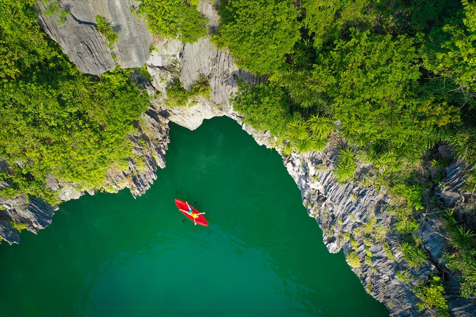 Nhiếp ảnh gia chia sẻ: “Tôi có cơ hội chèo kayak ở nhiều nơi nhưng chưa thấy nơi nào đẹp như ở Lan Hạ. Khi chiều xuống, nắng phản chiếu mặt nước rồi chạy loang loáng trên các vách đá, chèo kayak xuyên qua các vòm hang, ngửa đầu là núi đá vôi cao ngất kỳ vỹ...