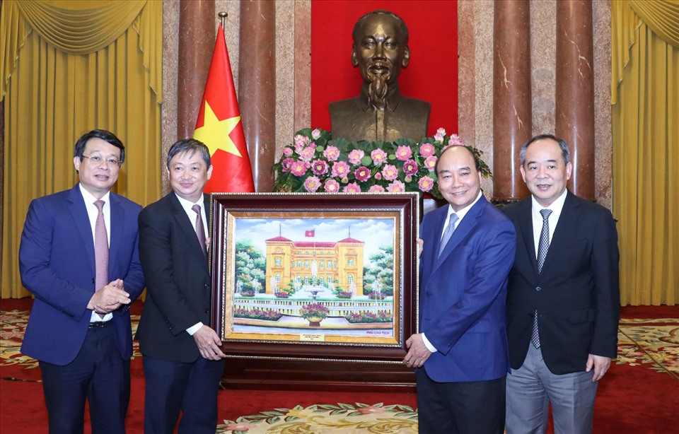 Chủ tịch nước Nguyễn Xuân Phúc tặng tranh lưu niệm cho Đoàn đại biểu Tổng hội xây dựng Việt Nam. Ảnh: VPCTN