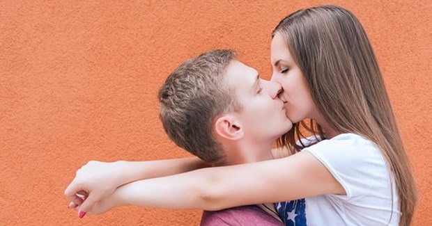 Quốc tế nụ hôn là ngày mà mọi người sẽ chủ động trao nhau những nụ hôn tình cảm. Ảnh: Dw.com