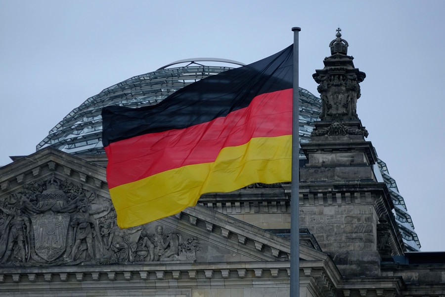 Quốc kỳ Đức bên ngoài tòa nhà Reichstag. Ảnh chụp màn hình