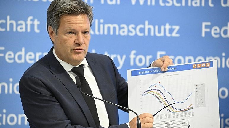Bộ trưởng Bộ Kinh tế và Bảo vệ Khí hậu Đức Robert Habeck thông báo về mức dự trữ khí đốt. Ảnh: AFP