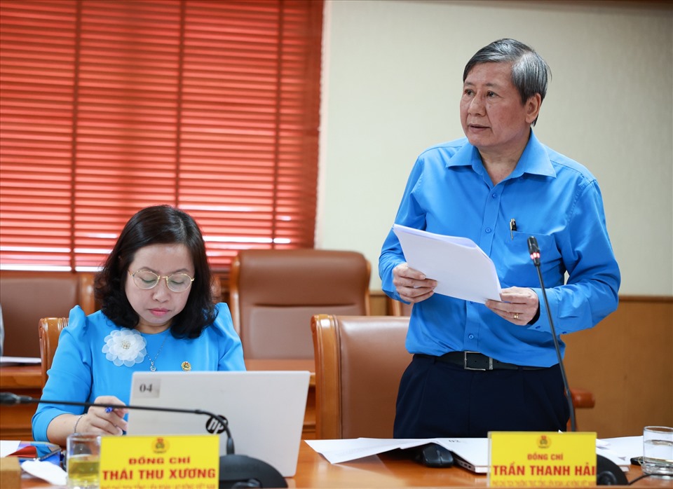 Phó Chủ tịch Thường trực Trần Thanh Hải trình bày Dự thảo Báo cáo tóm tắt hoạt động 6 tháng đầu năm 2022, trong đó nhấn mạnh đến thực trạng thực hiện tỉ lệ các mục tiêu đề ra. Ảnh: Hải Nguyễn
