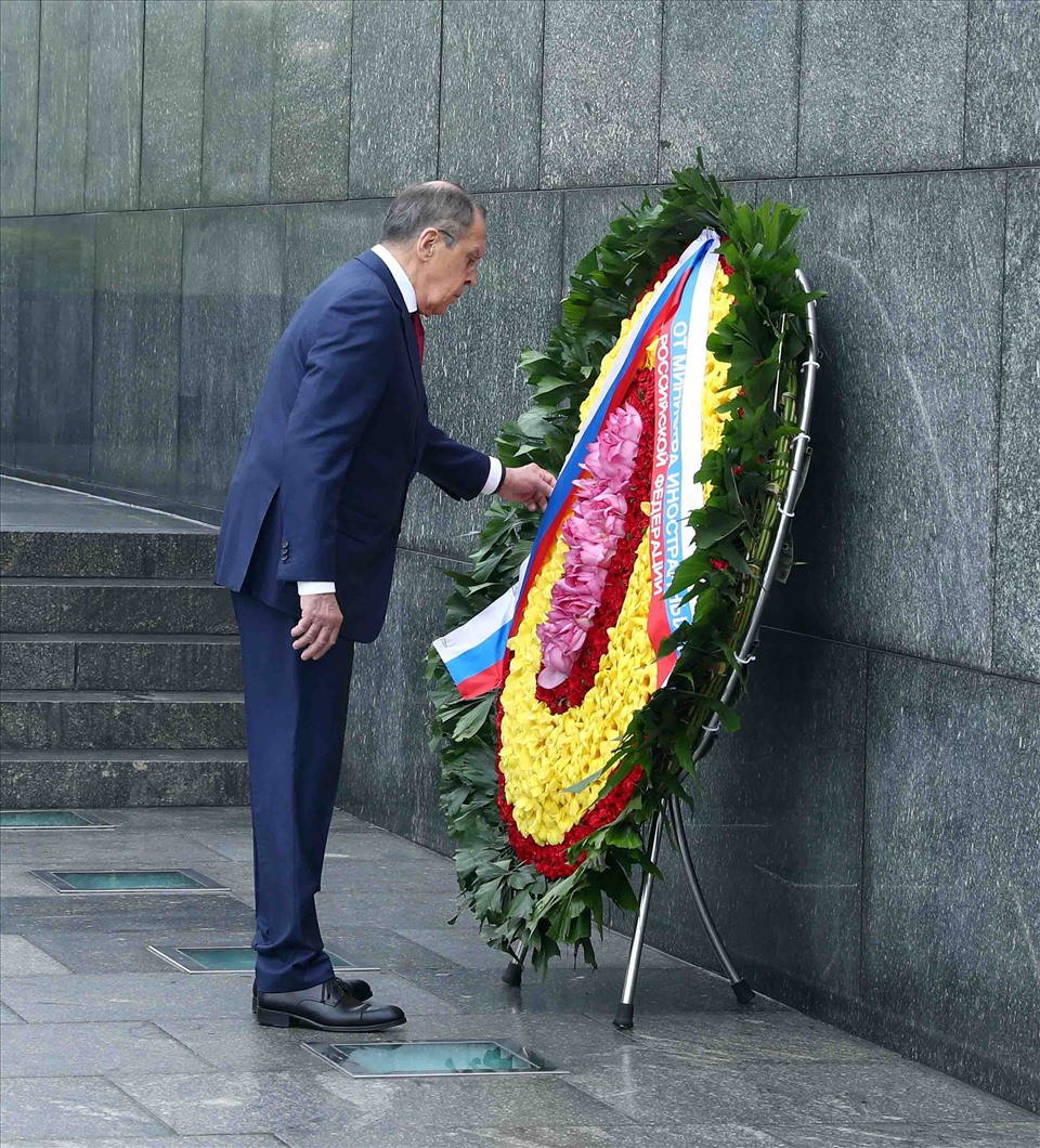 Sáng 6.7, Bộ trưởng Ngoại giao Nga đặt vòng hoa và vào Lăng viếng Chủ tịch Hồ Chí Minh. Ảnh: Hải Nguyễn