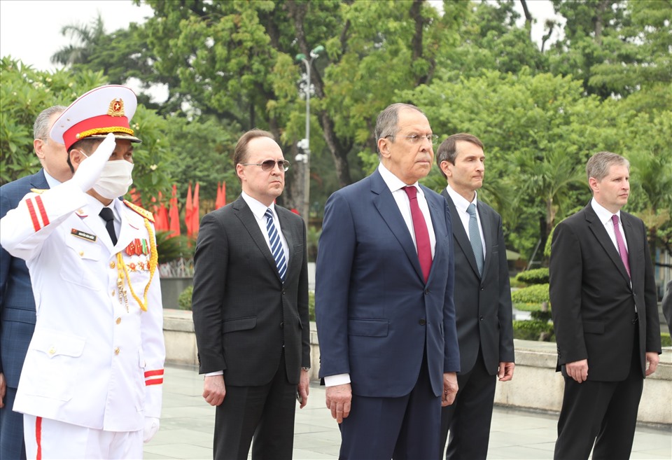 Trước đó, Bộ trưởng Sergei Lavrov đặt vòng hoa tại Đài tưởng niệm các anh hùng liệt sĩ. Ảnh: Hải Nguyễn