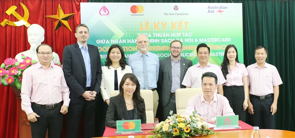 Lễ ký kết thỏa thuận hợp tác giữa VBSP và Mastercard.