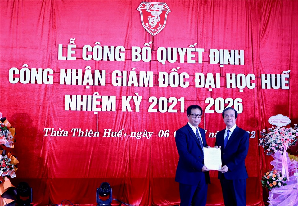Bộ trưởng Bộ Giáo dục và Đào tạo - Nguyễn Kim Sơn (phải) trao quyết định công nhận Giám đốc Đại học Huế cho PGS. TS Lê Anh Phương. Ảnh: PĐ.