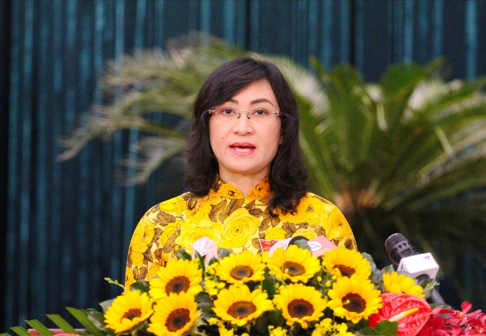 Bà Phan Thị Thắng - Phó Chủ tịch UBND TPHCM trình bày các tờ trình.  Ảnh: Thành Nhân