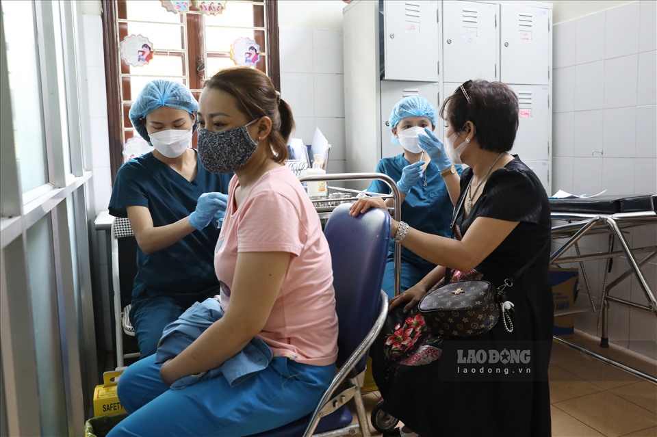 Theo ghi nhận, ngày 6.7, 3 dây chuyền tiêm vaccine phòng COVID-19 tại điểm tiêm Trạm y tế phường Hàng Bông (Hoàn Kiếm, Hà Nội) tiếp tục hoạt động.