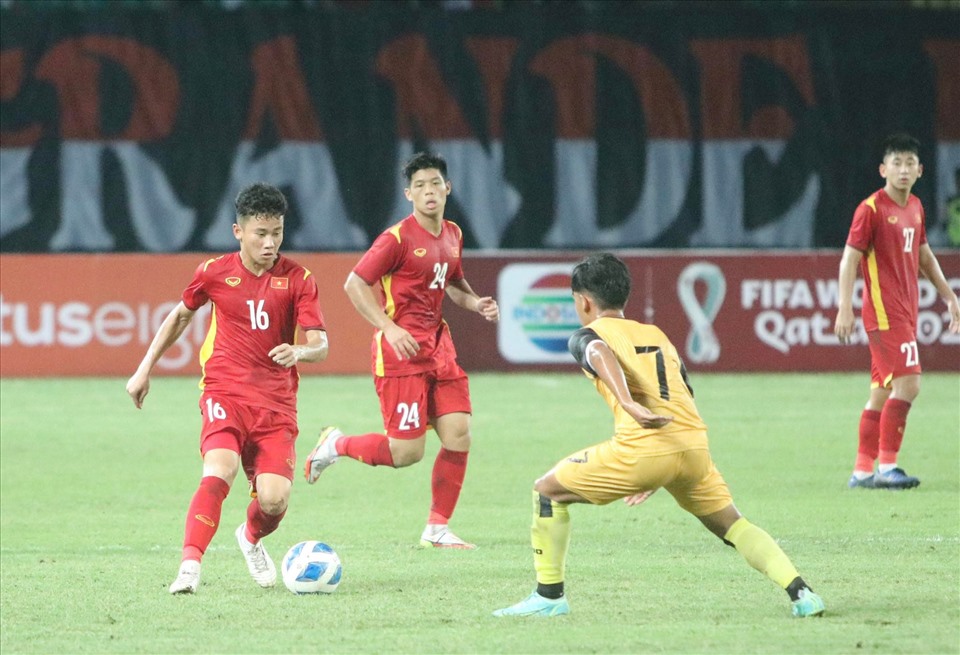 U19 Việt Nam thi đấu tự tin dù thiếu người. Ảnh: H.A