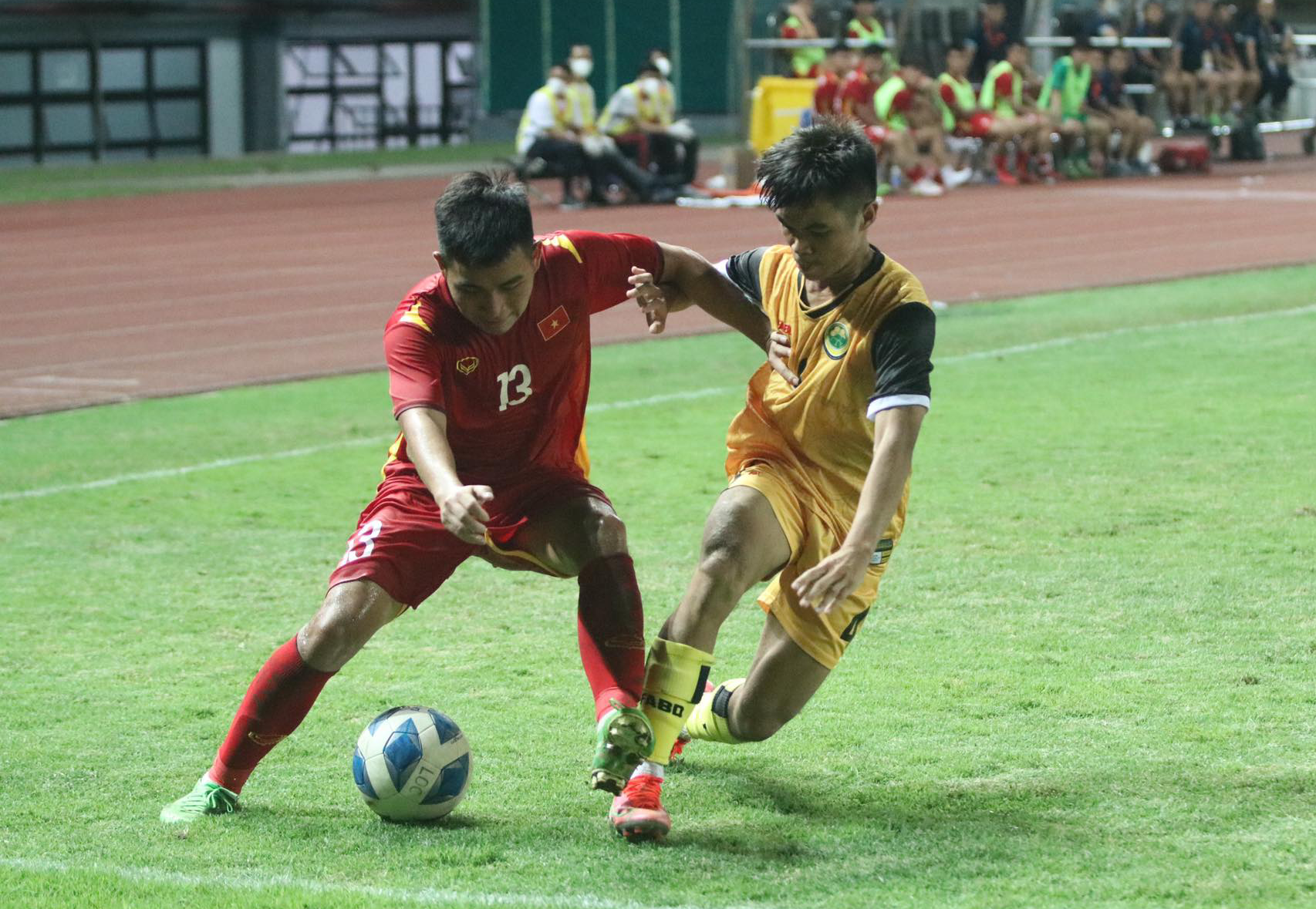 U19 Việt Nam thi đấu với 10 cầu thủ sau thẻ đỏ của thủ môn Tùng Hân. Ảnh: H.A
