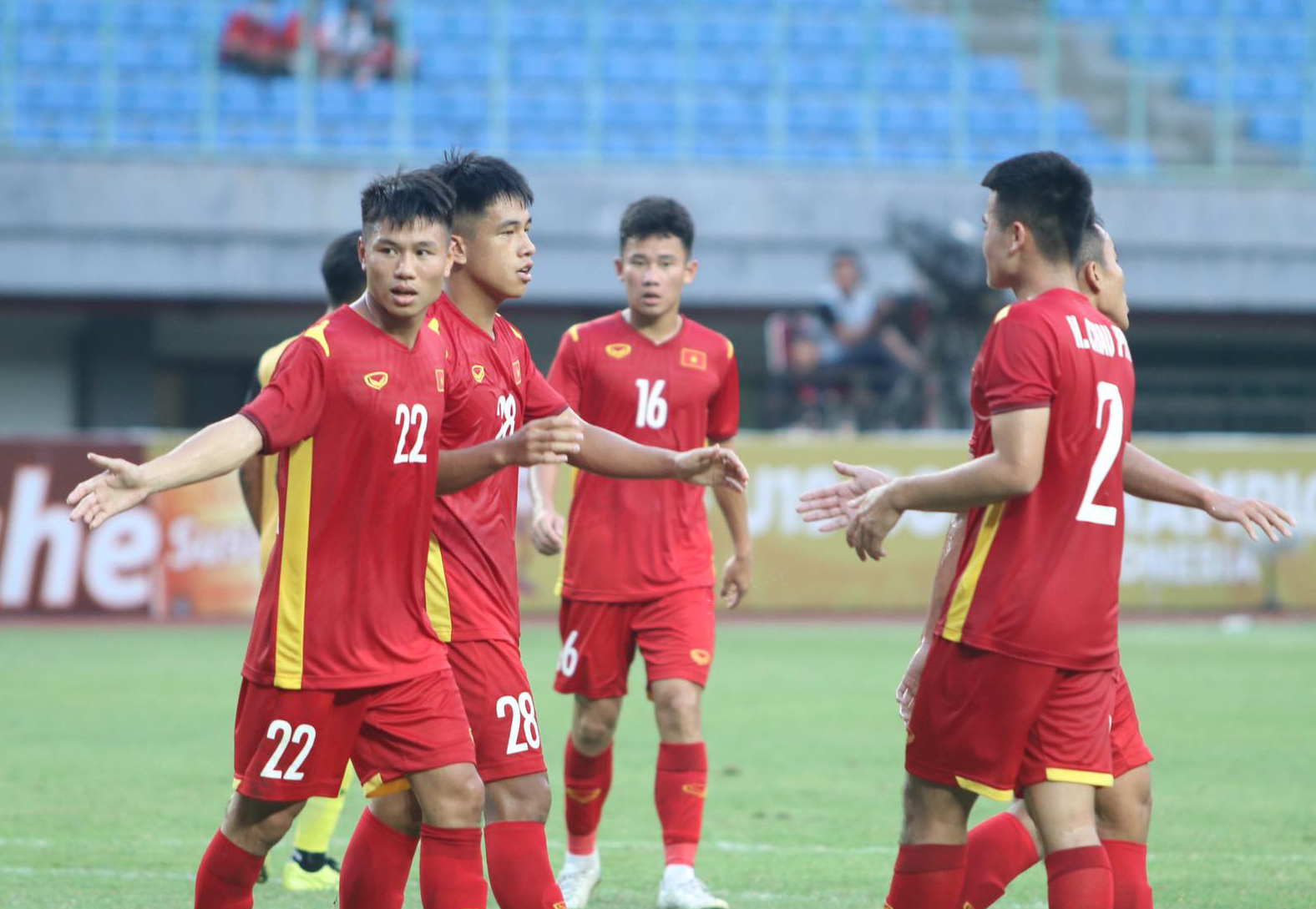 Giản Tân (số 28) ghi bàn thắng thứ 2 cho U19 Việt Nam. Ảnh: H.A