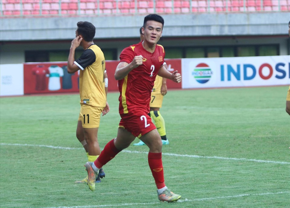 Hậu vệ Hà Châu Phi mở tỉ số cho U19 Việt Nam. Ảnh: H.A
