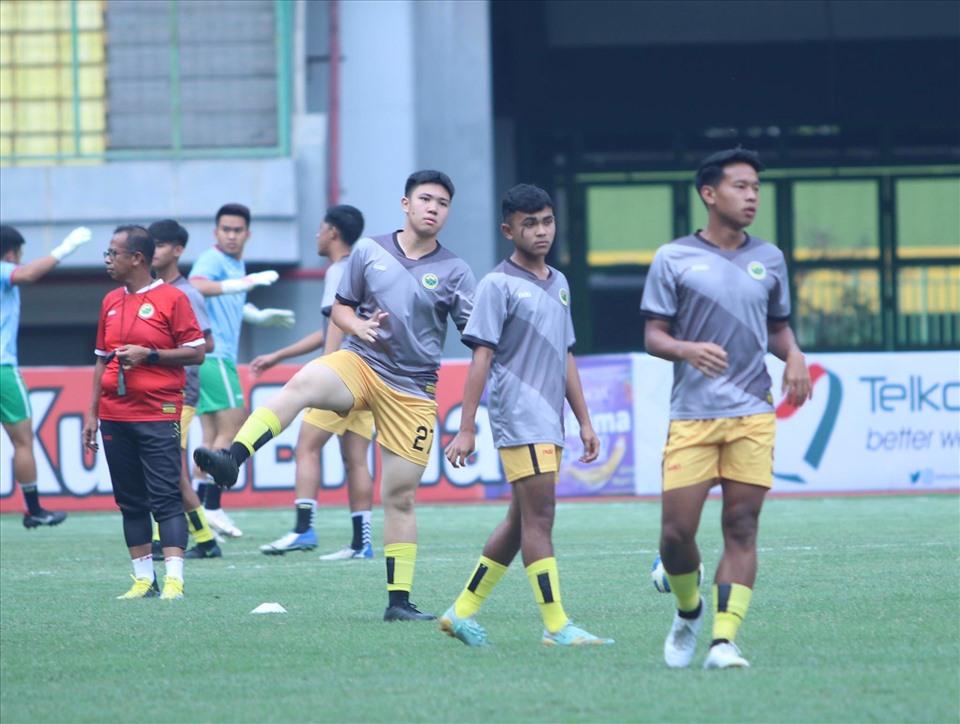 U23 Việt Nam và U23 Brunei khởi động trước trận đấu. Ảnh: H.A
