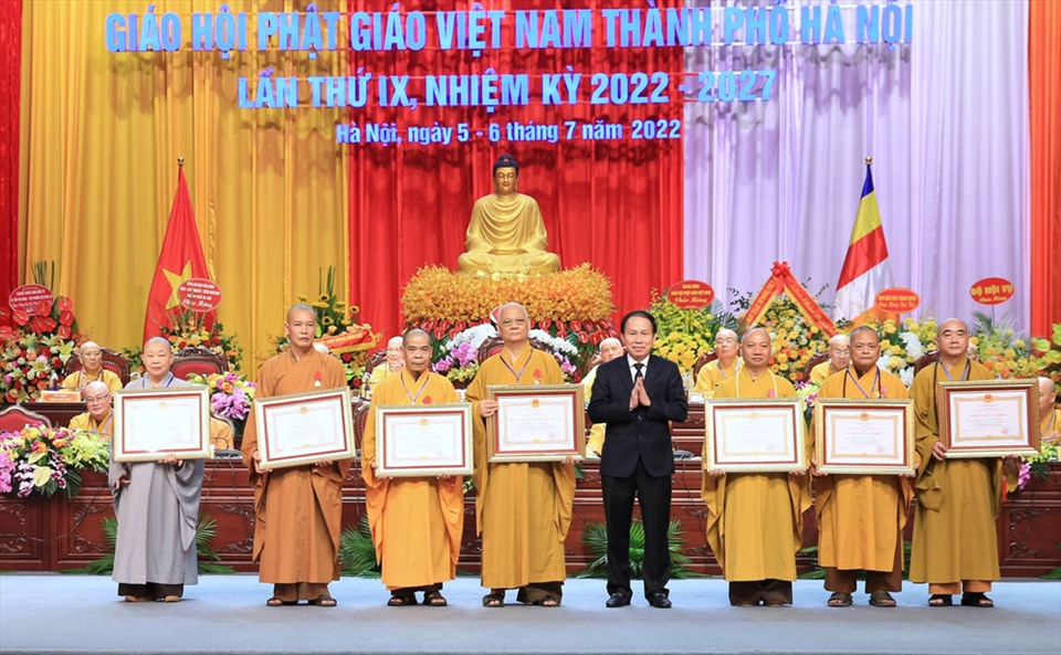 Phó Chủ tịch - Tổng thư ký Ủy ban Trung ương MTTQ Việt Nam Lê Tiến Châu trao Huân chương Lao động hạng Ba, Huân chương Đại đoàn kết dân tộc tặng các cá nhân, tập thể.