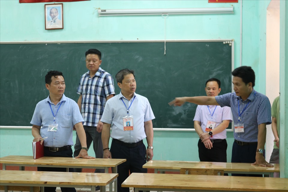 Đoàn kiểm tra, giám sát của tỉnh Lào Cai kiểm tra công tác chuẩn bị cho kì thi tốt nghiêp THPT tại huyện Văn Bàn.