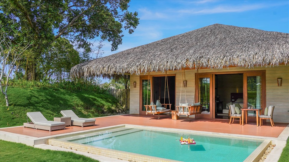Fusion Resort Phu Quoc là khu nghỉ dưỡng 5 sao trên bãi biển Cửa Cạn, Phú Quốc, Kiên Giang.