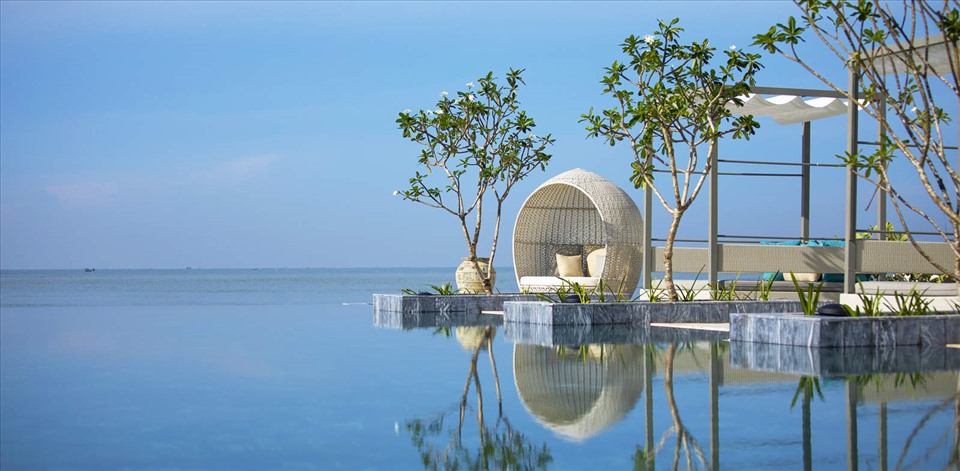 dòng sông Ray thơ mộng và rừng ngập mặn xanh mướt, khu nghỉ dưỡng Meliá Hồ Tràm mời quý khách đến để trải nghiệm sự sang trọng và các dịch vụ tốt nhất, tinh túy nhất đến từ Địa Trung Hải ở bãi biển Hồ Tràm.