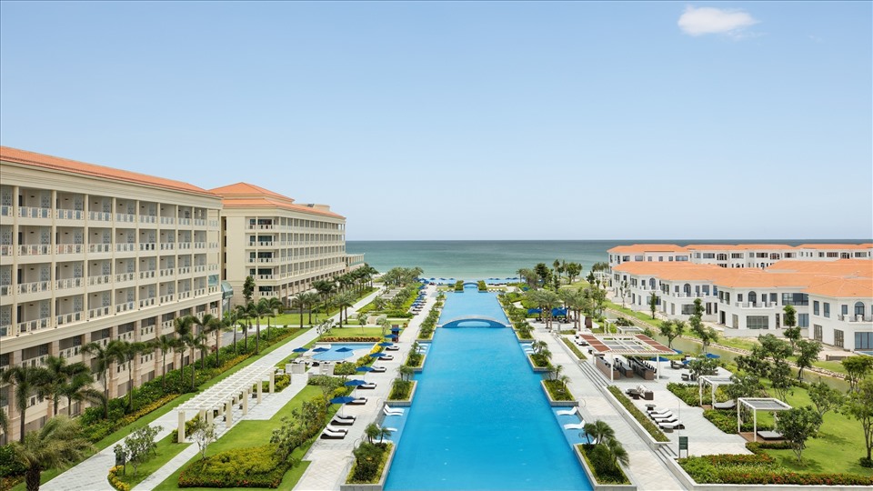 Sheraton Grand Danang Resort nằm giữa Đà Nẵng và Hội An, với view ra bãi biển Non Nước. Resort này có 270 phòng nghỉ và suite tiện nghi. Nghỉ tại đây du khách sẽ có thời gian thư giãn bên hồ bơi vô cực dài nhất thành phố Đà Nẵng, tắm biển hoặc thử sức với những môn thể thao dưới nước như lái thuyền buồm, lướt ván đứng hoặc chèo kayak. Gia đình có trẻ nhỏ có thể vui chơi trong công viên nước và khu vui chơi.