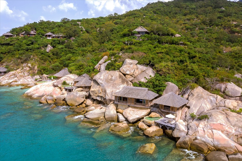 Six Senses Ninh Van Bay Cách thành phố Nha Trang không xa, khu nghỉ dưỡng nổi tiếng với những biệt thự chạy dọc bãi biển, trên mặt nước và náu mình trong những tảng đá lớn trên hòn đảo xinh đẹp.