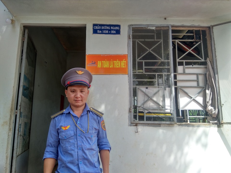 Nhân viên gác chắn Trịnh Văn Tài (33 tuổi, quê Hà Tĩnh) - người có hành động dũng cảm cứu người thoát chết trong gang tấc, ngay trước mũi tàu hỏa vào tối 5.7. Ảnh: Hà Anh Chiến