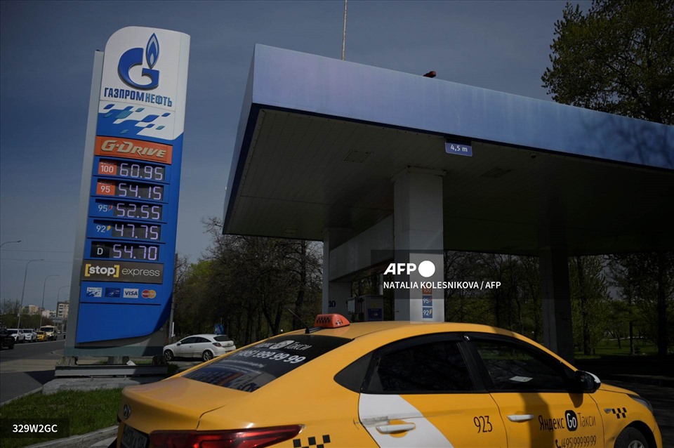 Trạm xăng dầu của nhà sản xuất dầu Nga Gazprom Neft ở Mátxcơva. Ảnh: AFP