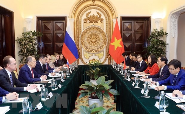 Ngay sau lễ đón, Bộ trưởng Ngoại giao Bùi Thanh Sơn đã hội đàm với Bộ trưởng Ngoại giao Nga Sergei Lavrov. Ảnh: TTXVN
